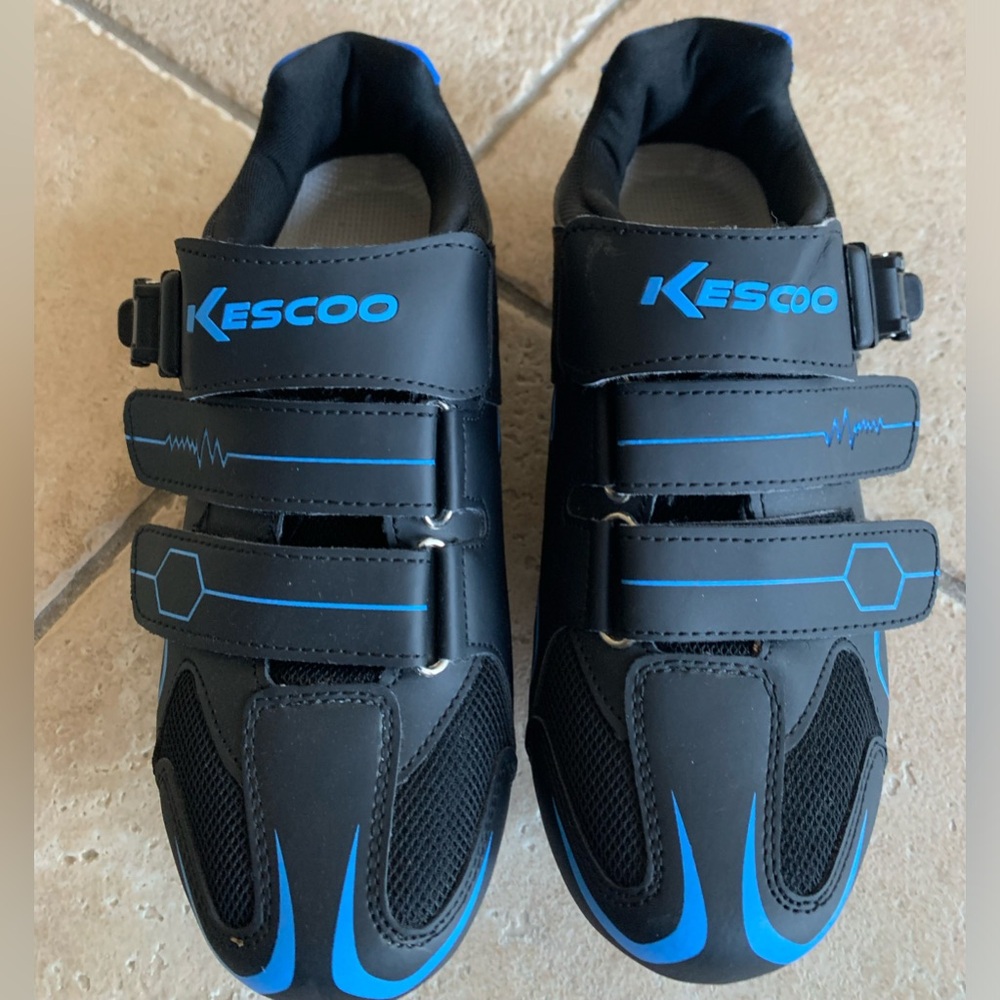Kescoo peloton compatible bicycle shoes. Size 37. I’m a size 6.5 woman’s.